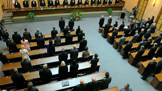 Ačkoliv byli ve Sněmovně Ústavního soudu v Brně téměř všichni v černém, slavili 15 let výročí vzniku soudu. Jak? Mluvením.