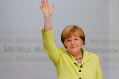 Merkelová dostala plaketu za zásluhy pro nadaci vyhnanců