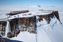 Dřevěným chatám v Antarktidě odzvonilo. Nahrazují je futuristické polární stanice