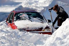 Sníh nepolevuje, řada silnic zůstává neprůjezdná