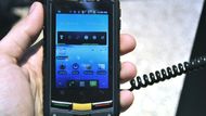 Caterpillar CAT B1O - extrémně odolný Android Extrémně odolný chytrý mobil CAT B1O představila americká společnost Caterpillar. Ano, ta společnost, jejímž předmětem podnikání je především stavební mechanizace. Tělo telefonu je gumové. Displej je chráněn sklem Asahi. Konkurent skel Gorilla Glass. Uhlopříčka displeje je 3,2 palce. Rozlišení fotoaparátu 5 MPx. Motorem telefonu je jednojádrový procesor Qualcomm taktovaný na frekvenci 800 MHz. Předpokládané dodání na evropský trh je do konce května. Cena mobilu by neměla překročit 10 000 korun.