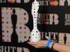 Design sošky Brit Awards 2013 má na svědomí Damien Hirst