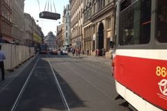 Tramvaje v centru Prahy stály, v Jindřišské se zasekl jeřáb