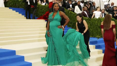 Těhotná Serena Williamsová předvedla bříško v róbě od Versaceho
