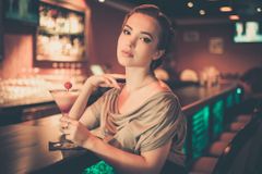 Restaurace zakázala ženám jíst o samotě u baru. Majitel tak bojuje proti prostitutkám