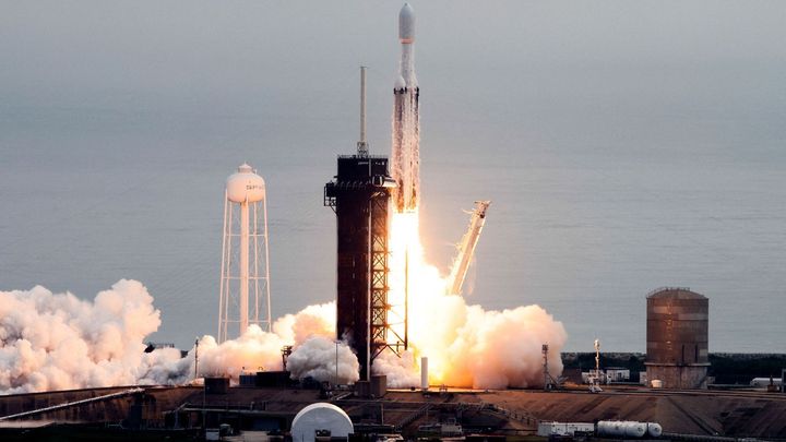 NASA se vydala zkoumat kovovou planetku. Z mysu vypustila sondu Psyche