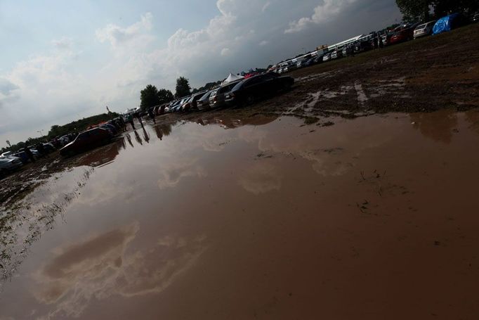 Takto vypadala část plochy letiště, kde se festival konal po přívalových deštích, které se přihnaly hned první den.