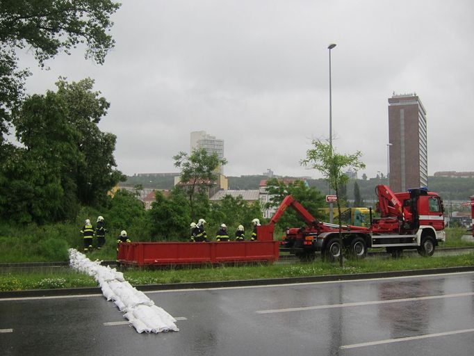 Na horní části Voctářově ulice postavili hasiči preventivní bariéru z pytlů s pískem, to pro případ, že by voda dále postoupila v před.