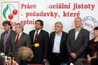 Grémium Komunistické strany Čech a Moravy na tiskové konferenci po vyhlášení výsledků voleb do krajských zastupitelstev.
