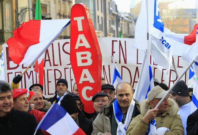 Proti chystaným protikuřáckým opatřením, jež navrhuje Evropská komise, protestovaly v Bruselu tisíce obchodníků.