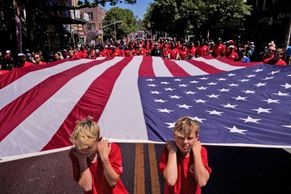 Tisíce vlajek v jeden den: Memorial Day objektivem fotoreportérů