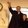 Joe Biden po příletu do Prahy