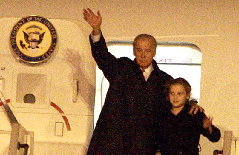 Joe Biden po příletu do Prahy