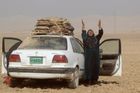 Nejezděte autem, nebo zemřete, vzkazuje armáda lidem v Mosulu. Džihádisté se holí a hrají civilisty