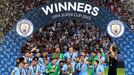 Hráči Manchesteru City slaví triumf v evropském Superpoháru proti Seville.