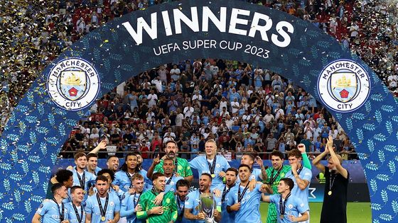 Hráči Manchesteru City slaví triumf v evropském Superpoháru proti Seville