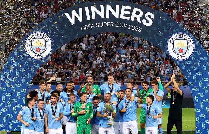Hráči Manchesteru City slaví triumf v evropském Superpoháru proti Seville.