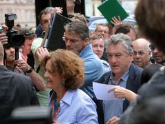 Robert de Niro míjí fanoušky při příchodu na tiskovou konferenci.