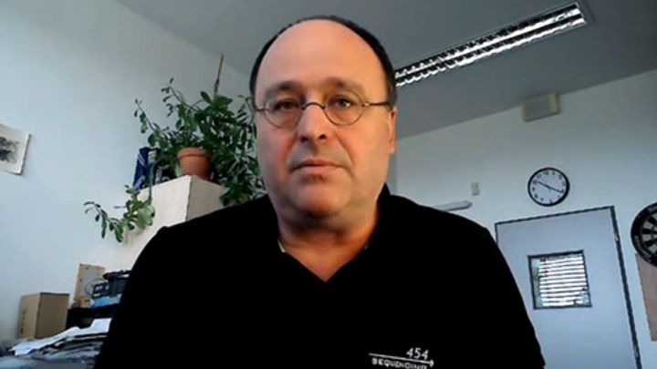 Genetik o budoucnosti koronaviru: Vracet se bude jednou ročně, ještě přijde 3. vlna