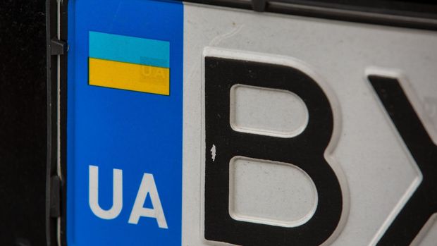 Ukrajinci v Česku musejí registrovat svá auta. Má to pomoci vymáhání pokut