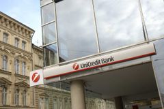 UniCredit zvažuje prodej divize, pod kterou spadá i česká banka