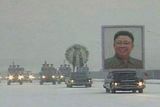 V čele průvodu vezly luxusní vozy Kim Čong-ilovu podobiznu.