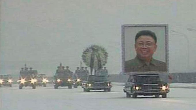 Pohřeb Kim Čong-ila. Zemřel 17. prosince.