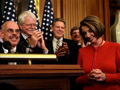 Demokraté tleskají předsedkyni Sněmovny reprezentantů Nancy Pelosiové. Právě ona se snažila sehnat dostatek hlasů k tomu, aby reforma prošla.
