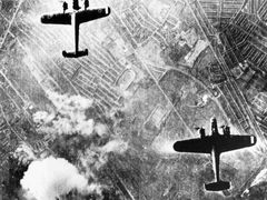 Svaz německých bombardovacích Dornierů Do 17 nad Londýnem.