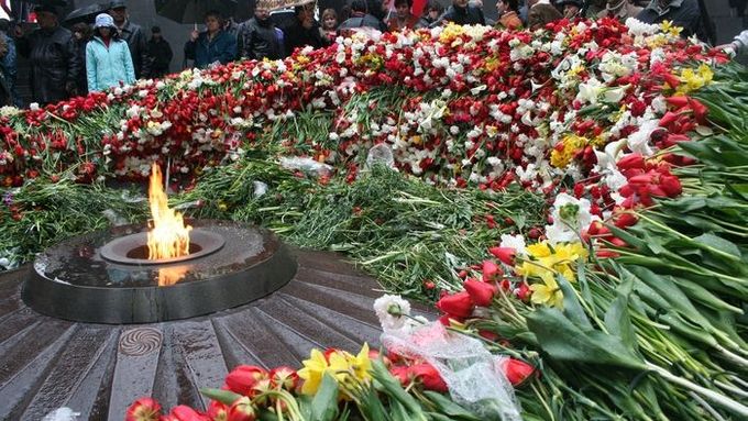 Arméni si každoročně připomínají tragédii u památníku genocidy v Jerevanu (snímek z 24.dubna 2007)
