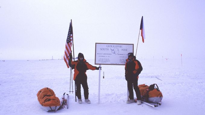 Úryvky z filmu Oldřicha Bubáka "Cesta" zachycují jeho putování na Jižní pól, kam s Vilémem Rudolfem dorazili 31. 12. 1999 a oslavili příchod milénia.