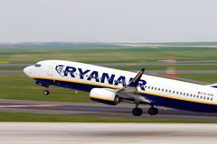 Ryanair má problém s piloty, zruší stovky spojů. Jsou mezi nimi i lety z Prahy a Brna