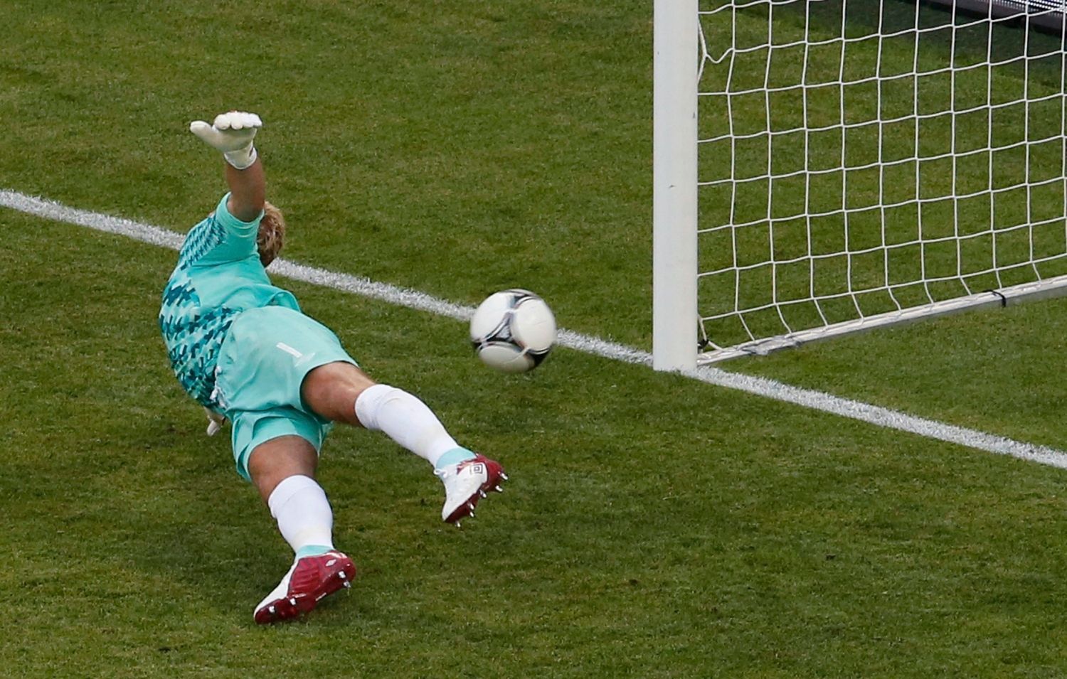 Joe Hart pouští za své záda střelu Samira Nasriho v utkání Francie - Anglie na Euru 2012