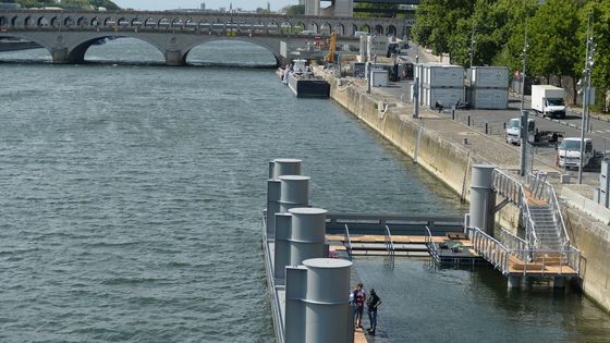 Seina se po 100 letech znovu otevírá plavcům. Paříž za to vděčí olympiádě