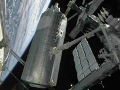 Pomocí systému robotických ramen přenášejí astronauti japonskou laboratoř z nákladového prostpru raketoplánu k vesmírné stanici.