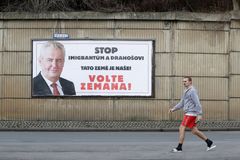 Soud zamítl stížnost na Zemanovu kampaň "Stop imigrantům a Drahošovi", slogan neporušuje zákon