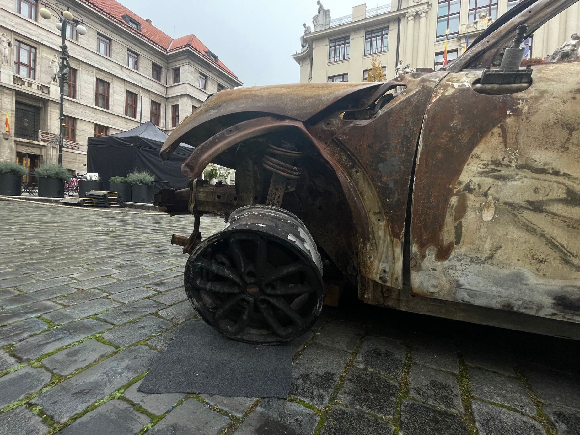 Ohořelé vraky z Ukrajiny instalace Signal Velčovský