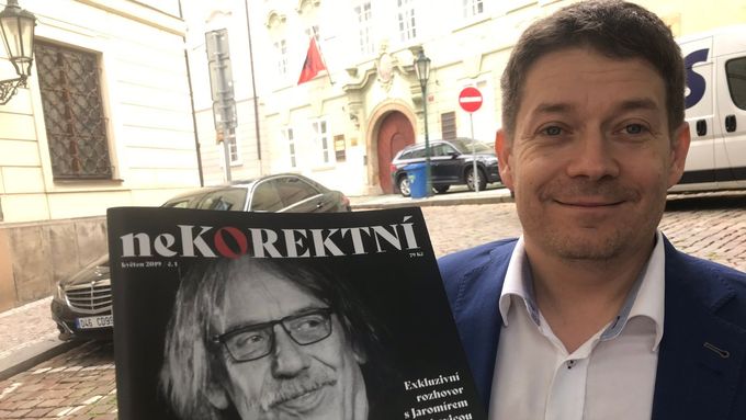 Poslanec Patrik Nacher ukazuje svůj nový časopis s obálkou, na které je Jaromír Nohavica