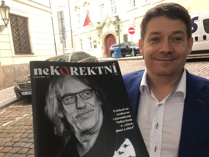 Poslanec ANO Patrik nacher se svým novým časopisem s názvem Nekorektní