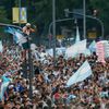 Argentinci fandí v ulicích Buenos Aires během semifinále MS 2022 Argentina - Chorvatsko