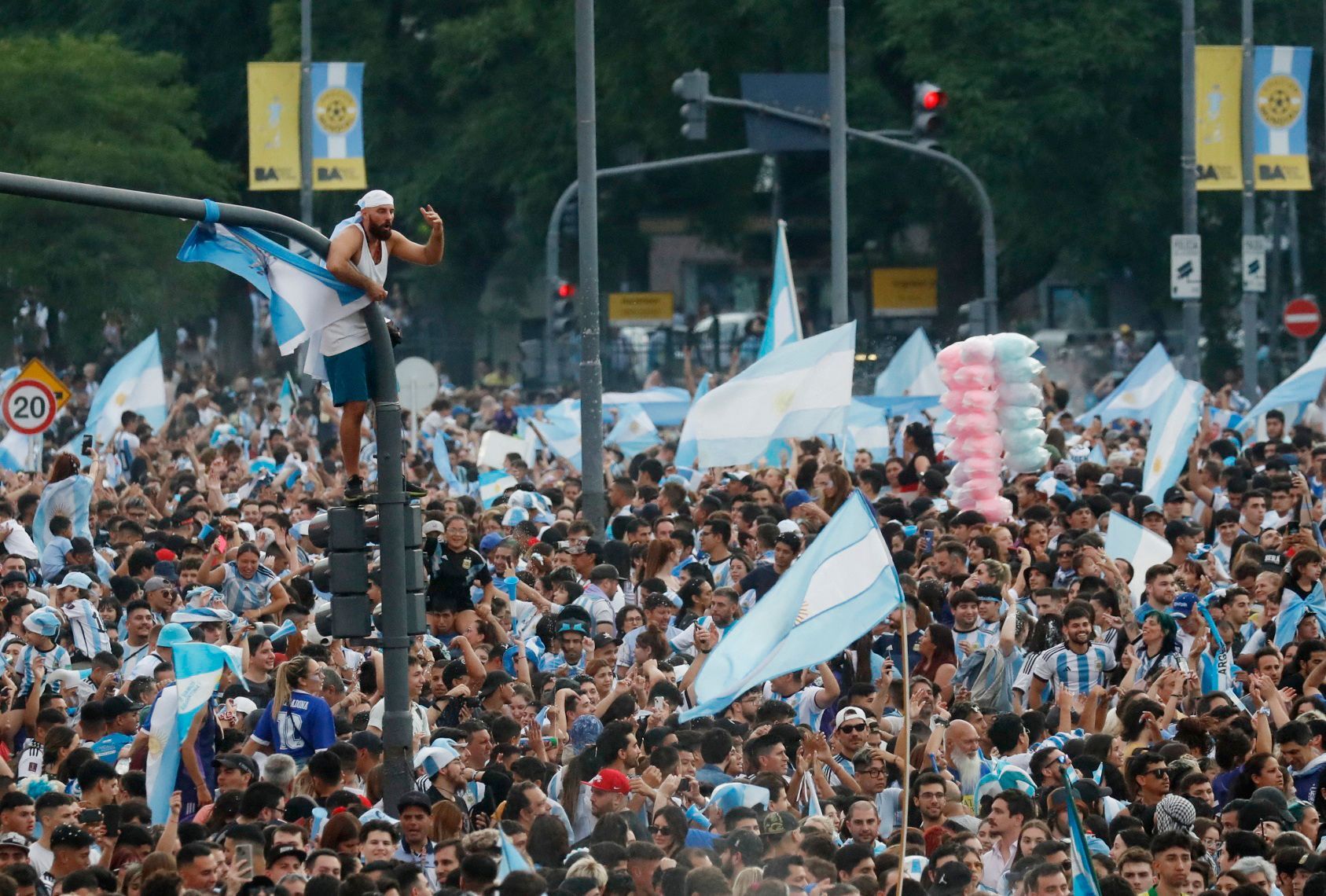 Argentinci fandí v ulicích Buenos Aires během semifinále MS 2022 Argentina - Chorvatsko