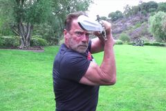 Schwarzenegger překvapil skvělou formou. V 73 letech posiluje a tasí meč jako zamlada