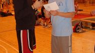 Basketbalistka Trutnova Irena Špirková přebírá cenu pro nejlepší hráčku na turnaji StreetTrutnov 2006.