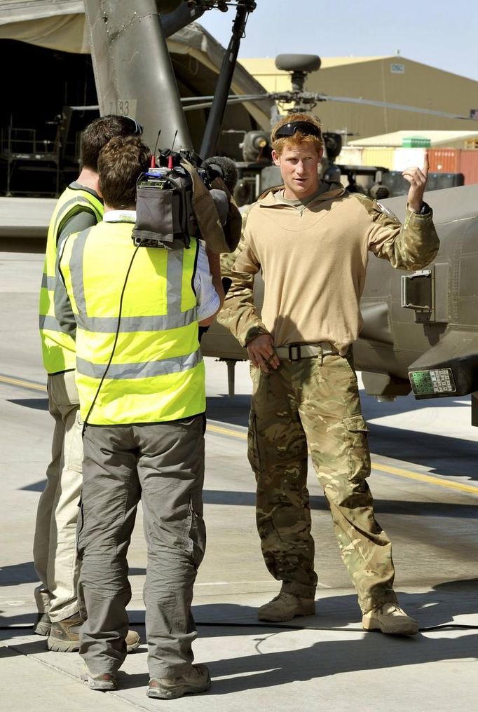 Britain's Prince Harry speaks during an interview with media at Camp Bastion, southern Afghanistan in this photograph taken November 2, 2012, and released January 21, 2013. The Prince, who is serving as a pilot/gunner with 662 Squadron Army Air Corps, is on a posting to Afghanistan that runs from September 2012 to January 2013. Photograph taken November 2, 2012. REUTERS/John Stillwell/Pool (AFGHANISTAN - Tags: MILITARY POLITICS SOCIETY MEDIA ROYALS CONFLICT) Published: Led. 21, 2013, 9:08 odp.