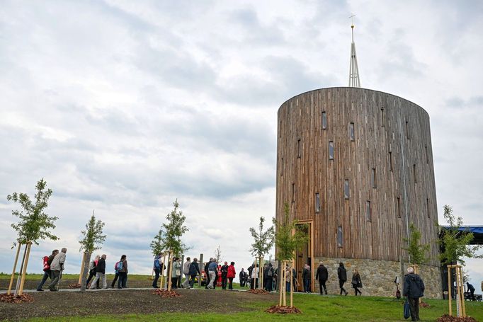 Kaple není ukotvena v čase – netušíte, kdy byla postavena. Vnímáte její výraz, hru světla, akustiku i vůni.