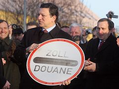 Z bourání závor v roce 2008 si předseda eurokomise José Barroso odnesl značku, která tu noc přestala platit. Od Rumunů se zatím ničeho podobného nedočká. 