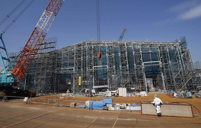 The multi-nuclide removal facility is seen under construction at Tokyo Electric Power Co. (TEPCO)'s tsunami-crippled Fukushima Daiichi nuclear power plant in Fukushima prefecture, March 6, 2013, ahead of the second-year of anniversary of the the March 11, 2011 tsunami and earthquake. REUTERS/Issei Kato (JAPAN - Tags: DISASTER ANNIVERSARY BUSINESS CONSTRUCTION ENERGY) Published: Bře. 6, 2013, 10:53 dop.