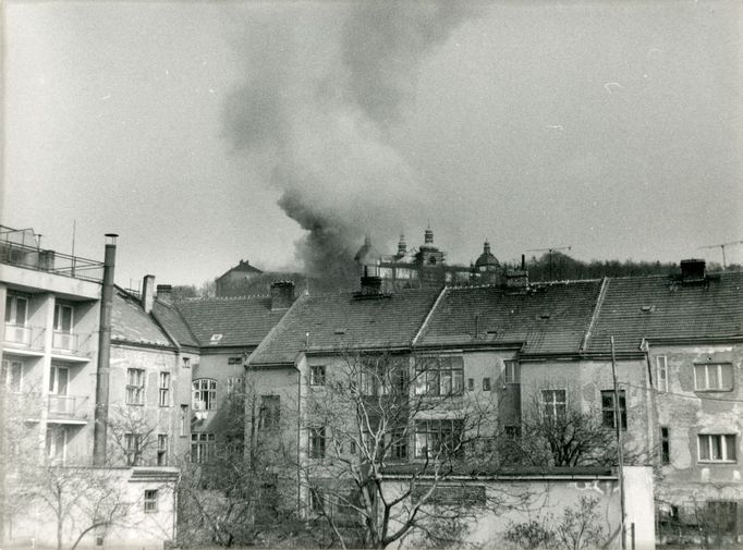 Pohled z městské zástavby v Příbrami na hořící schody a lešení na Svaté Hoře dne 27. 4. 1978