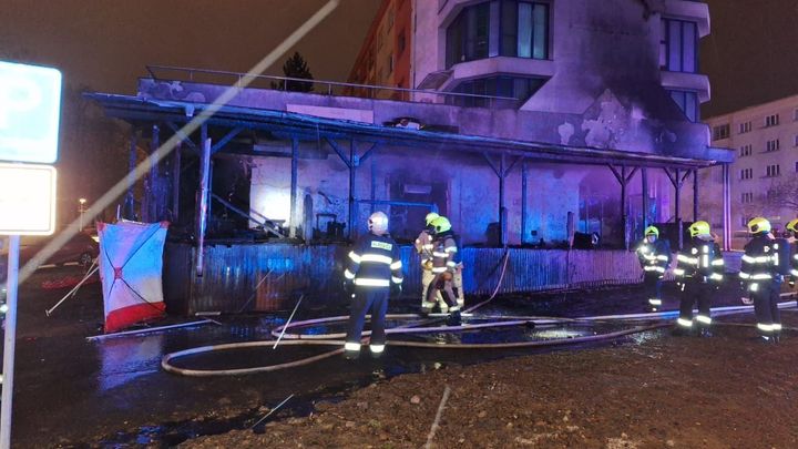 "Uzavřený prostor? Problém." Znalci kritizují ohřívače na pergole mosteckého baru