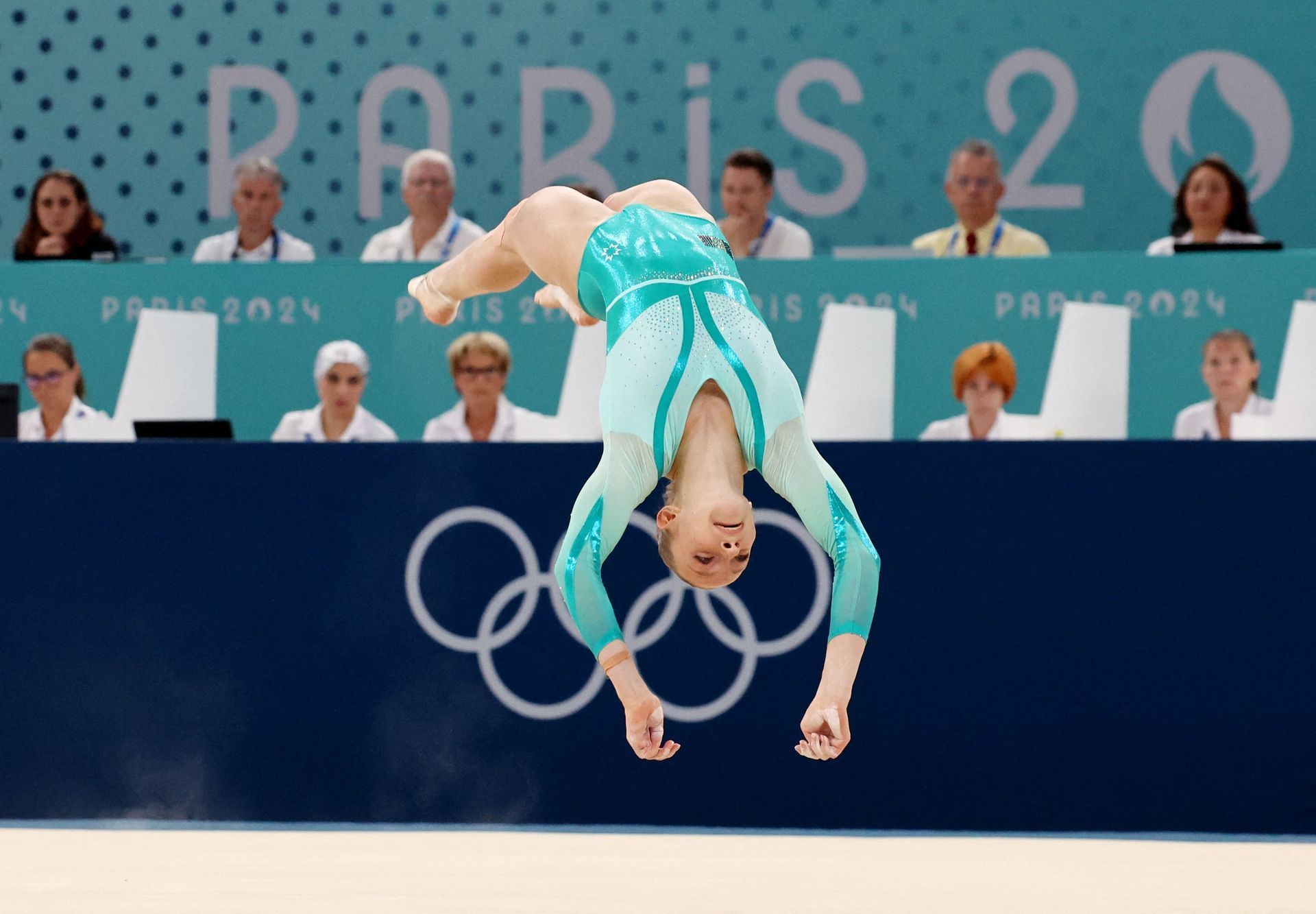 Rumunská gymnastka Ana Barbosuová při prostných na OH 2024 v Paříži